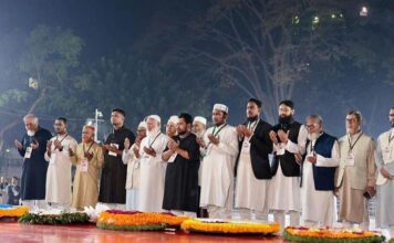 প্রথমবার শহীদ মিনারে ফুল দিল জামায়াত, শহীদ বেদিতে দাঁড়িয়ে দোয়া