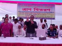 শরীয়তপুরের নড়িয়ায় পদ্মার ভাঙন কবলিতদের মাঝে ত্রাণ বিতরণ করছেন, এনামুল হক শামীম।